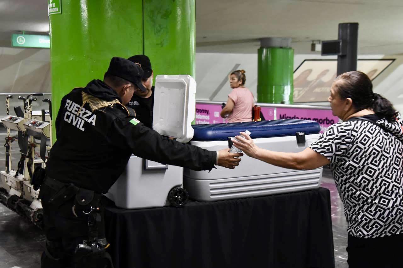 Reparte Fuerza Civil más de 2 mil botellines de agua a usuarios del Metro