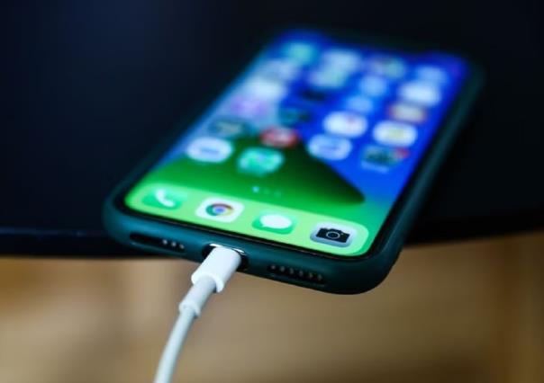 Muere niña electrocutada al usar su teléfono celular mientras cargaba