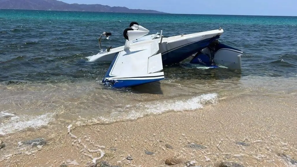 Desplome de avioneta deja un herido en playas de Baja California Sur