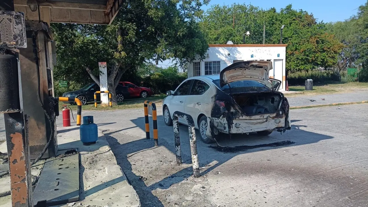 Moviliza incendio de vehículo en gasera en Guadalupe