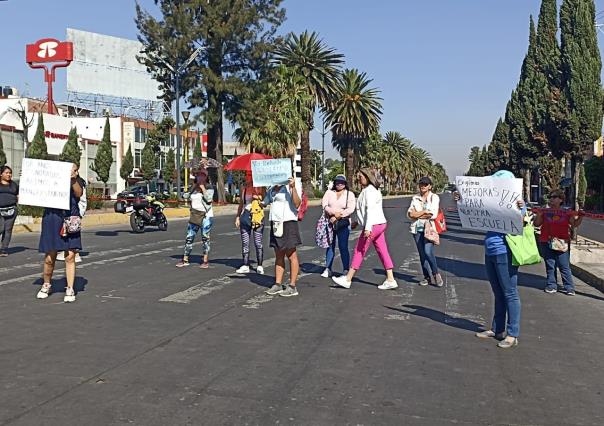 Alumnos y padres de familia exigen instalar aero domo en primaria por calor