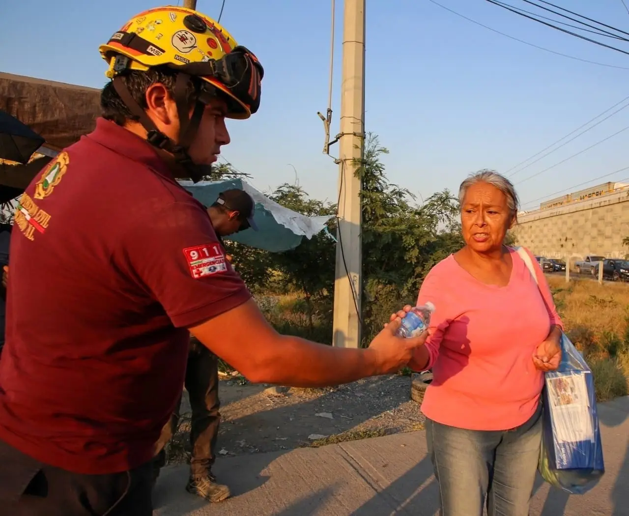 Reparte Gobierno de Escobedo 3 mil botellas de agua a ciudadanos