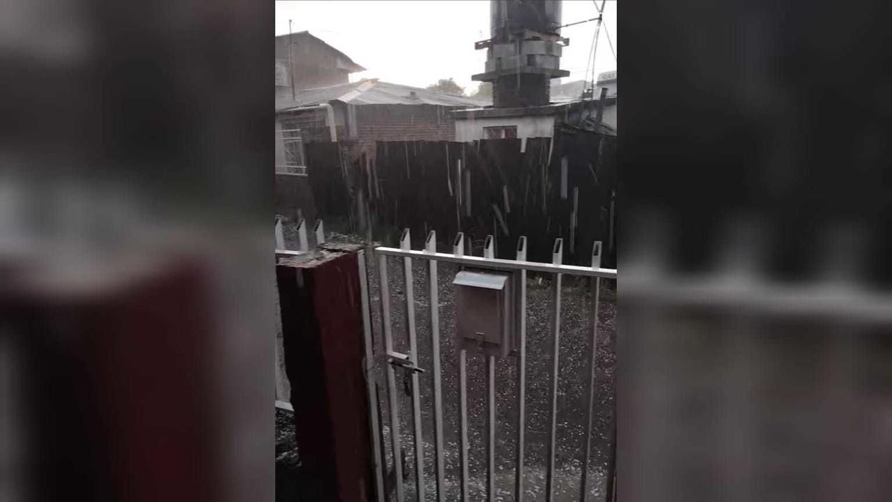 Llegó la lluvia a El Salto, acompañada de granizo, se espera que esta precipitación pueda abastecer de vientos frescos a la capital duranguense. Foto: Captura de pantalla.