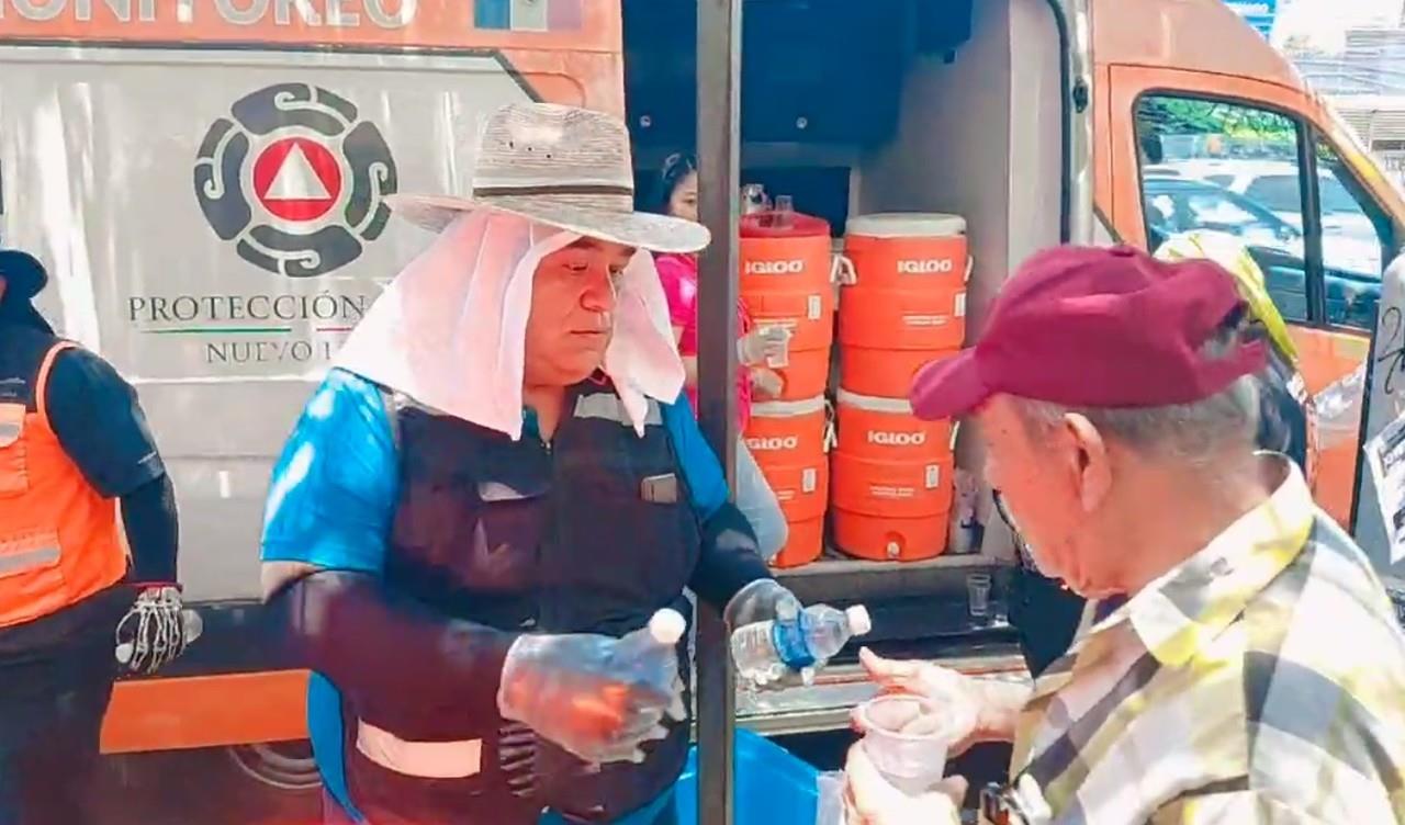 Realiza Protección Civil de Nuevo León operativo carrusel de hidratación