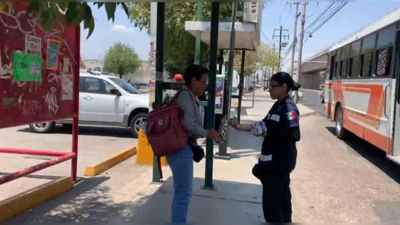 Policías de Durango brindan agua a ciudadanos ante intensa ola de calor que se vive. Foto: Captura de pantalla.