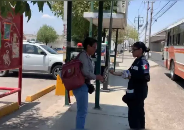 Continúan policías repartiendo agua a transeúntes en histórica ola de calor