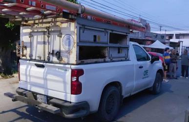 ¡Desesperación! Vecinos de Apodaca encierran camioneta de CFE por falta de luz