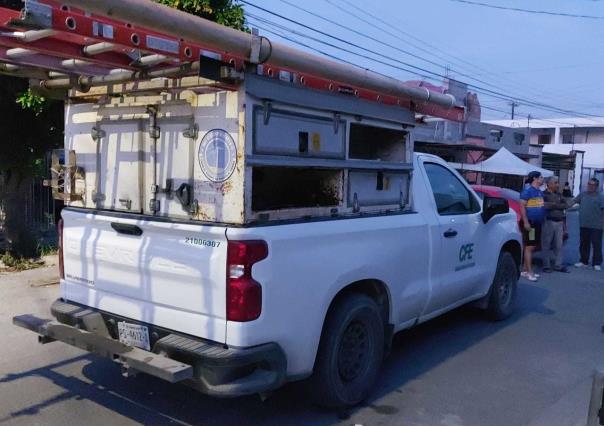 ¡Desesperación! Vecinos de Apodaca encierran camioneta de CFE por falta de luz