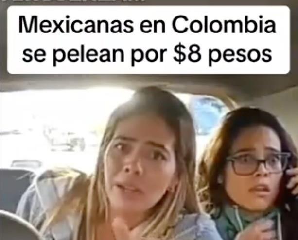 Pese a que el taxista muestra una tarjeta con los precios y explica los cargos dominicales, ellas insisten que les están robando y quieren su dinero de vuelta. Foto: Twitter @EsdeProfugos.