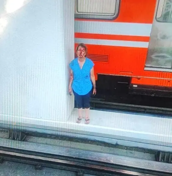 Mujer cae a vías en Línea 7 del metro y es rescatada con vida