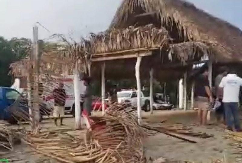 Las autoridades pidieron a los habitantes de Puerto Escondido estar muy pendientes de las condiciones del mar, debido a la onda tropical, número 5 de la temporada. Foto: Facebook FP Noticias.