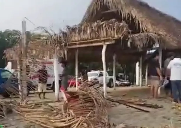 Arrasa minitornado con mobiliario y palapas en Puerto Escondido