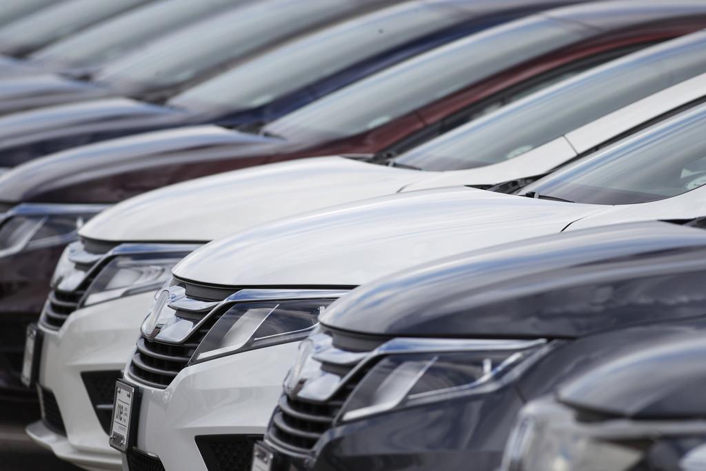 En esta imagen de archivo, una fila de minivans Odyssey 2020 a la venta en un concesionario de Honda en Highlands Ranch, Colorado, el 5 de abril de 2020. (AP Foto/David Zalubowski, archivo)