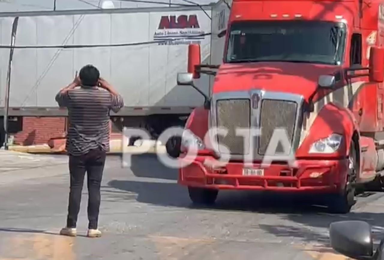 Según vecinos la unidad pesada llego al cruce de las calles San Remo y Marsella donde no mide dimensiones en intenta pasar por la zona prohibida al tránsito de camiones. Foto: Raymundo Elizalde.