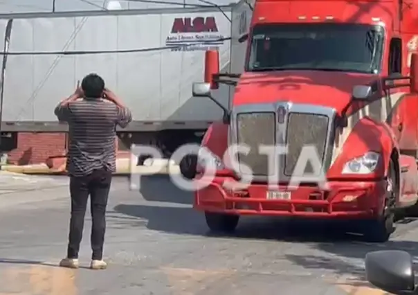 Derriba tráiler cableado en zona residencial de Monterrey