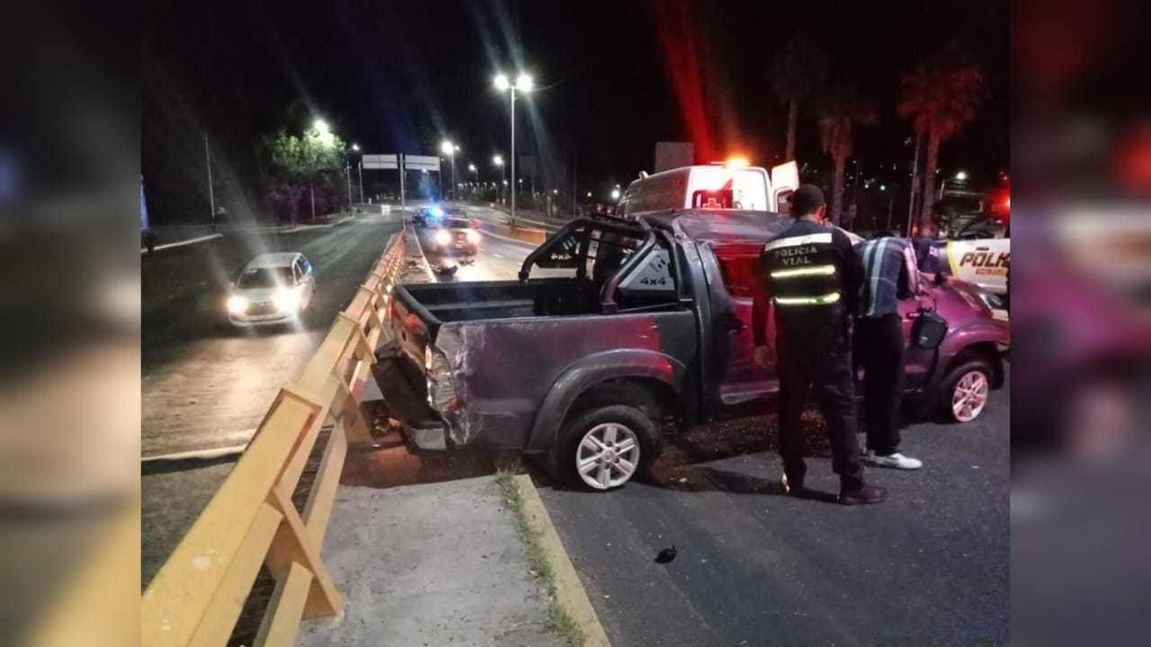 Sobreviven jóvenes a volcadura, una valla fue la que evito el accidente pasara a consecuencias mayores. Foto: Especial/POSTAMX.