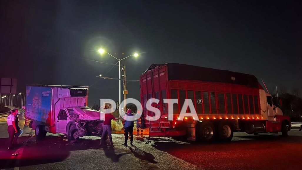 Chocan camiones de carga en la avenida Morones Prieto