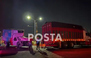 Chocan camiones de carga en la avenida Morones Prieto