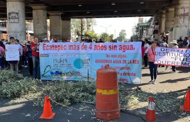 Bloquean vecinos avenida Central en Ecatepec por falta de agua