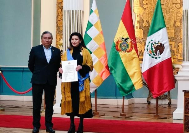 Gobierno boliviano entrega condecoración a embajadora de México por refugiar exautoridades