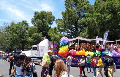 Marchan miles de integrantes de la comunidad LGBTTTIQA+ en Paseo de la Reforma