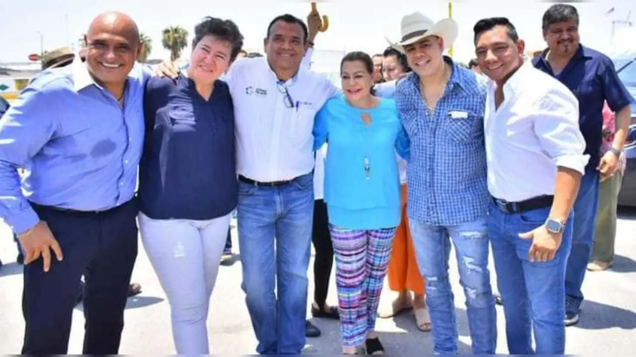 Ernesto Herrera Reza realizó la donación del liquido necesario para que 40 pipas de agua surtan a colonias y ejidos de Gómez Palacio. Foto: Facebook Periódico La Semana.