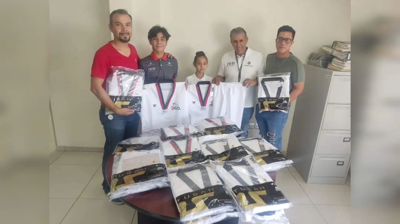 El profesor Armando Ramírez acompañado de los jóvenes deportistas, recibieron los uniformes que portarán con orgullo en representación de su estado. Foto: IED