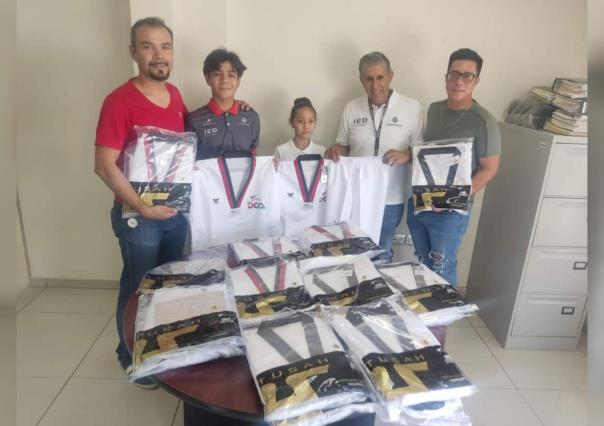 Taekwondoínes duranguenses reciben uniformes nuevos para Nacionales Conade 2023