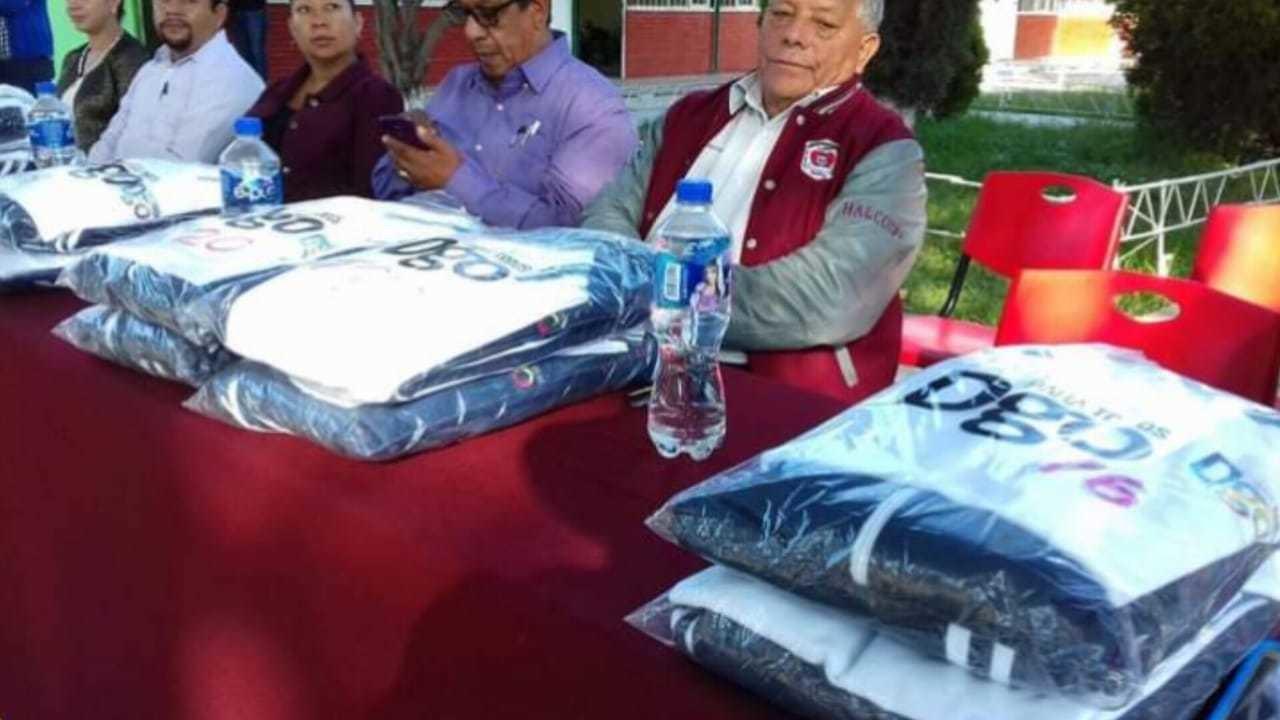 Volverán a surtir a estudiantes de kínder, primaria y secundaria de útiles y uniformes gratuitos en Durango a partir del próximo ciclo escolar. Foto: Facebook El Sol de Durango.