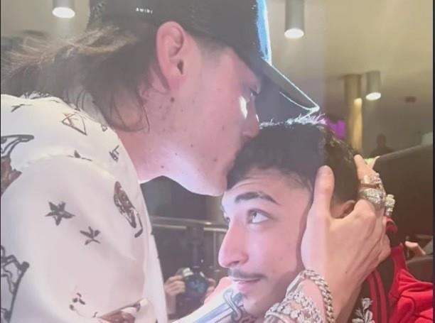 Ante la reacción del fan, Doble P no pudo evitar acercársele y darle un cálido abrazo hasta un beso en la cabeza. Foto: TikTok @elguerobelikin.