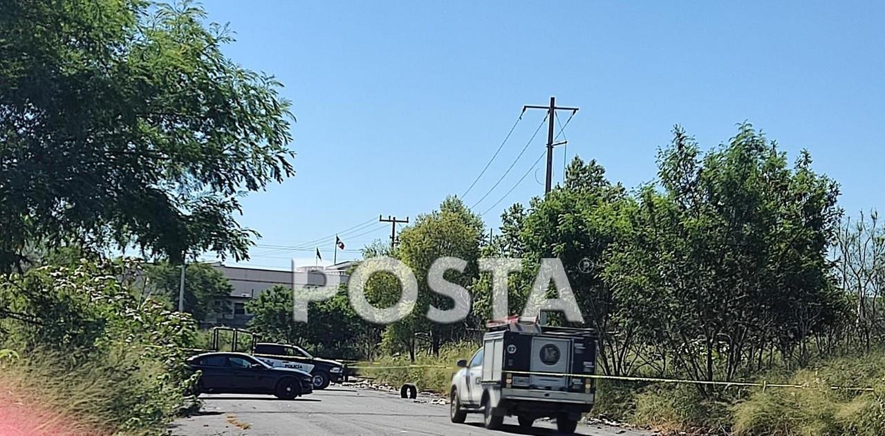 El cuerpo de un hombre fue encontrado en un terreno baldío cercano a las colonias Hacienda Valles y Hacienda San José, en el municipio de Juárez, Nuevo León. Foto: Raymundo Elizalde