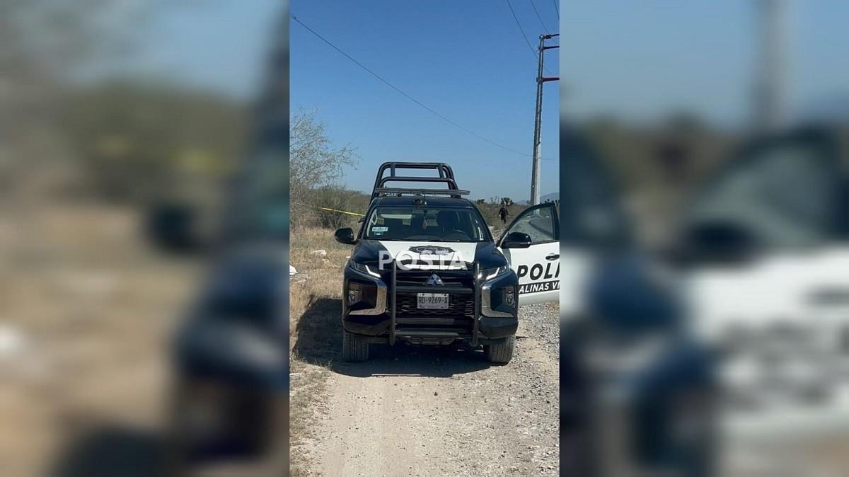 Policías mantienen acordonada la zona donde fue encontrado el cuerpo de la mujer en la carretera a Colombia, en el municipio de Salinas Victoria. Foto: Raymundo Elizalde