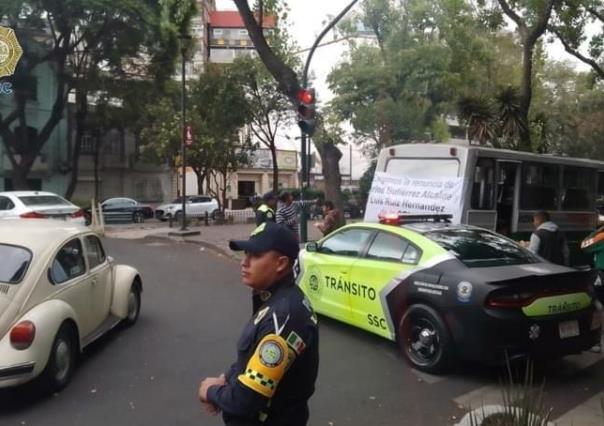 Cierran transportistas circulación en avenida Álvaro Obregón