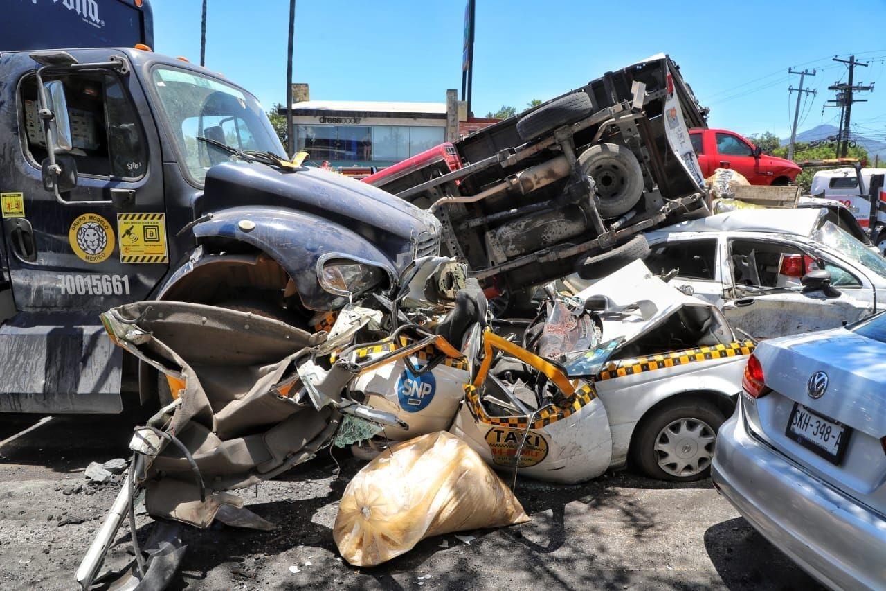 Choque de un camión de la empresa Corona que se quedó sin frenos impactando a 11 vehículos. Fotos. Cortesía