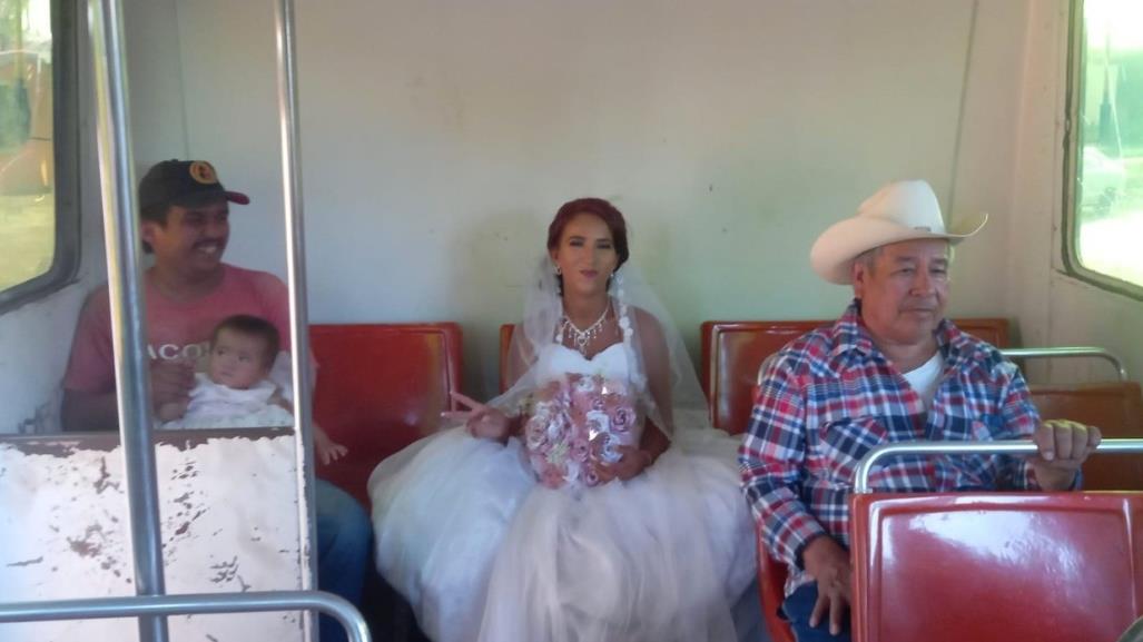 ¡Súbale hay bodorrio! Viaja novia en autobús para llegar a tiempo a su boda