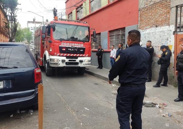 Hombre cae entre barda y cortina, es rescatado con lesiones menores