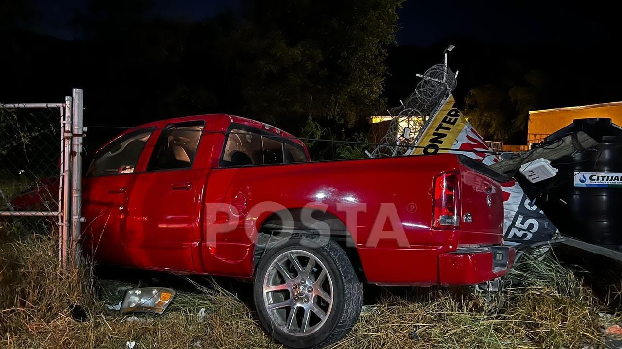 El conductor atraviesa todos carriles y choca contra dos postes uno de luz y uno de telefonía, para quedar impactado en un negocio de tinacos causando daños al mismo. Foto: Raymundo Elizalde.