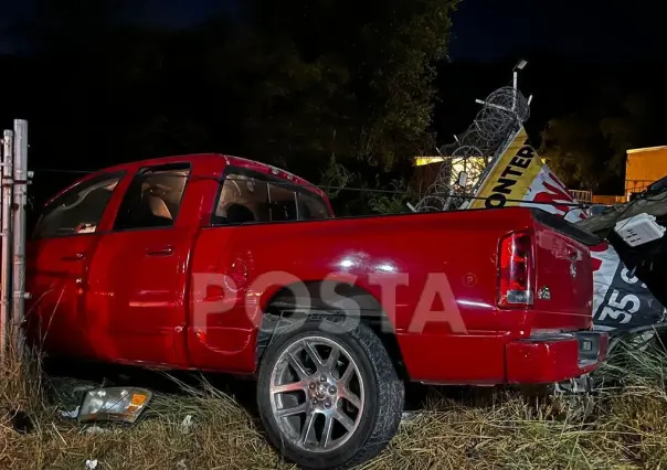 Choca camioneta tras manejar ebrio contra negocio y postes al sur de Monterrey