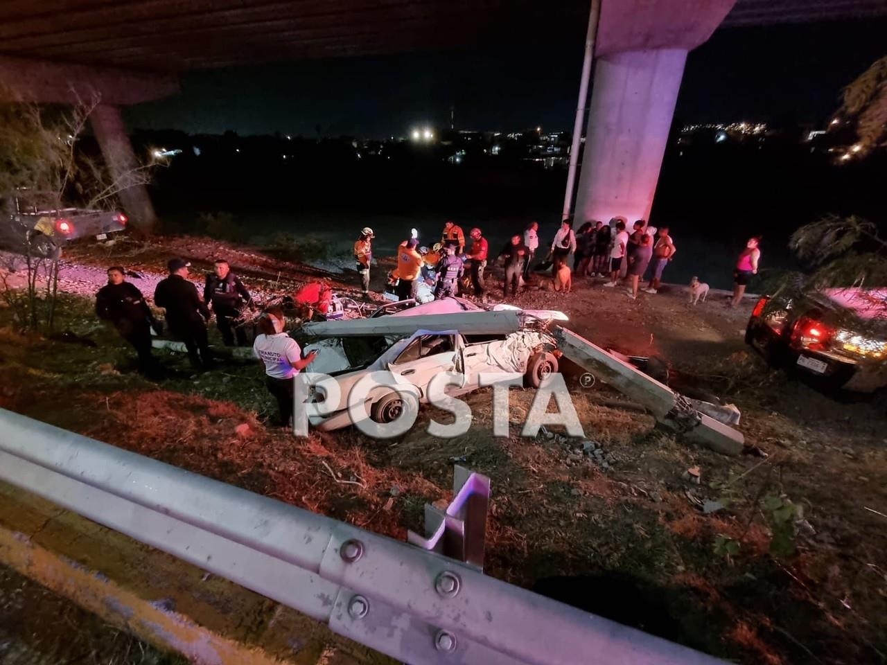 Tras el encontronazo además del pasajero grave, el conductor y otro acompañante sufrieron múltiples golpes, fueron atendidos en el lugar. Foto: Raymundo Elizalde.