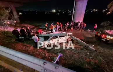 Vuelca auto y cae al Río Santa Catarina