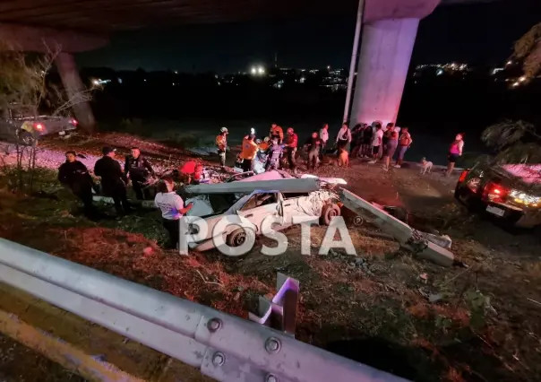 Vuelca auto y cae al Río Santa Catarina