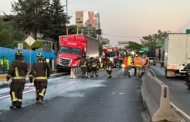 Choca trailer doble remolque contra camellón en autopista urbana norte