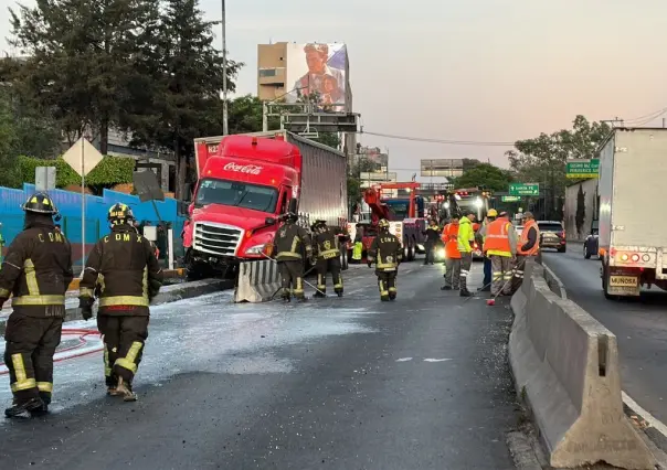 Choca trailer doble remolque contra camellón en autopista urbana norte