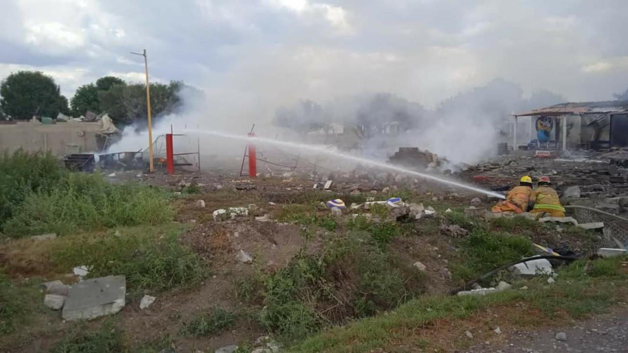 Elementos de Protección Civil de varios municipios y Bomberos de Edomex trabajan en, al menos, cuatro explosiones en la zona Saucera de Tultepec; además de otro estallido en un taller de pirotecnia en Zumpango. Foto: Cortesía