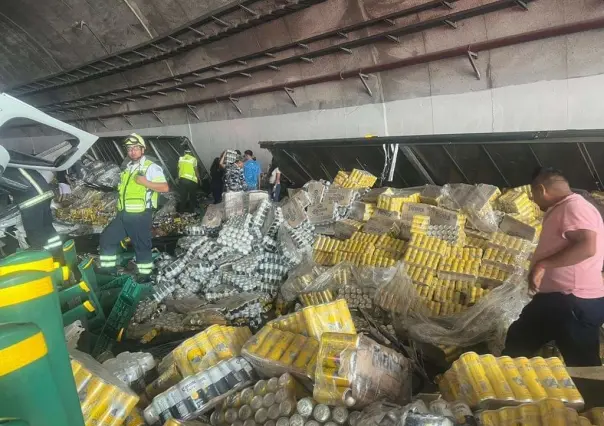 Hacen rapiña en volcadura de tráiler cargado con cerveza