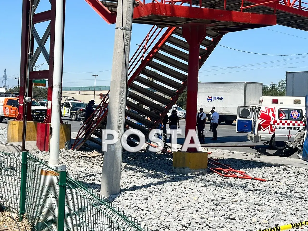 El vehículo quedó volcado y destruyó por completo el puente. Foto: Raymundo Elizalde.