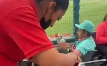 Rellena vendedora vasos de cerveza con sobras en estadio Alfredo Harp Helú