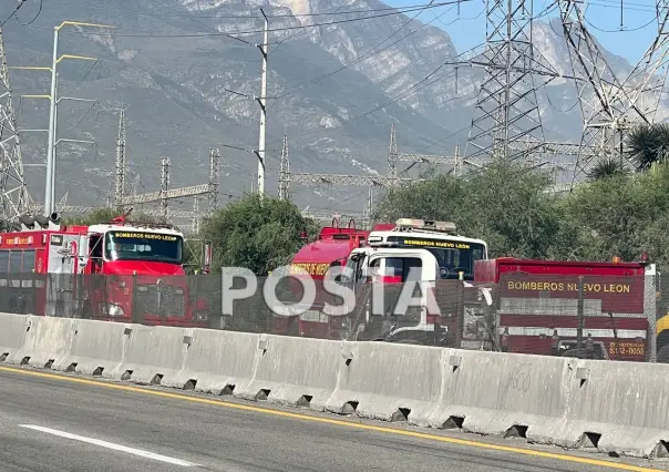 Incendio de tráiler paraliza Libramiento Noroeste