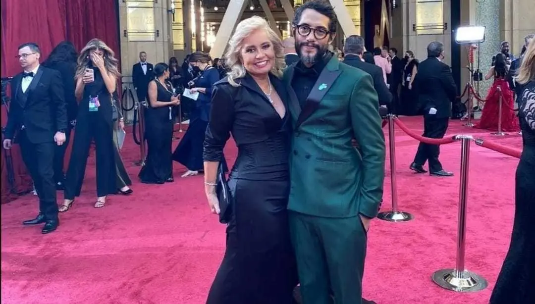 Carlos López Estrada junto a su mamá, Carla Estrada, en la alfombra roja de los Premio Óscar del 2022. Foto: Instagram