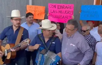 Reciben a Marcelo Ebrard con El Corrido de Monterrey y sí lo canta